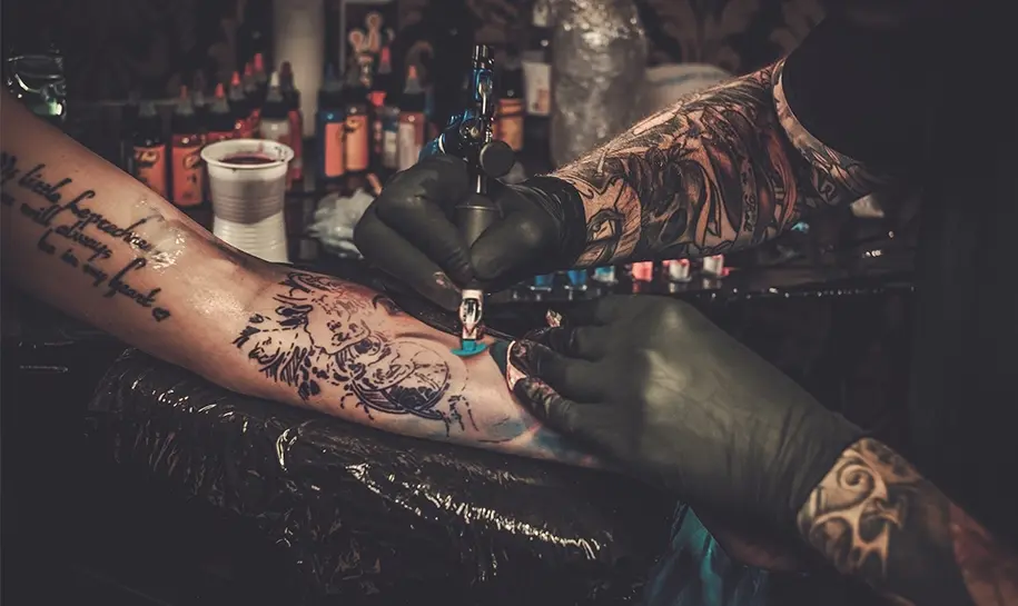 Poggia braccio tattoo: perché non può mancare nel tuo studio - Max  Signorello
